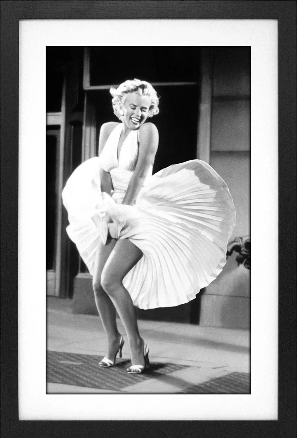 Marilyn Monroe - Dress Laugh Poster - VGMX